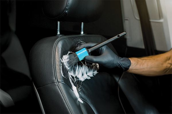 Lederreinigung mit intensivem reiniger